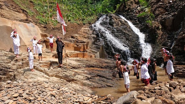 Potret Upacara HUT RI di Curug Tarung Temanggung