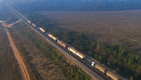 Aksi blokir jalan tersebut tampak membuat sejumlah kendaraan berhenti karena tak dapat melintasi jalan tersebut.