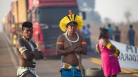 Diketahui, aksi blokir jalan tersebut merupakan bentuk kekecewaan warga Suku Amazon atas penanganan virus Corona yang tak maksimal oleh pemerintah. Dilansir dari AP, mereka pun menyalahkan pihak berwenang atas kematian empat orang tua dan puluhan orang lainnya yang terinfeksi virus Corona di tanah mereka yang berada di negara bagian Para selatan, dekat Kota Novo Progresso.