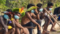 Warga Suku Amazon tersebut pun mengklaim mereka hanya memiliki sedikit dokter, peralatan pelindung diri yang langka, serta tak ada unit perawatan intensif terdekat untuk menangani para pasien COVID-19.