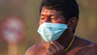 Dilansir dari AP, warga Suku Amazon pun kemudian menerima beberapa masker setelah melakukan aksi blokir jalan. Namun, hanya sedikit yang tahu bagaimana cara memakainya.