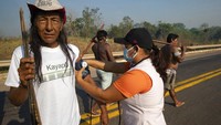 Seorang petugas medis pun tampak memeriksa tekanan darah salah satu warga Suku Amazon yang melakukan aksi blokir jalan untuk memprotes penanganan virus Corona yang dinilai tidak maksimal.