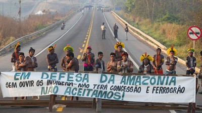 Protes Penanganan Corona, Suku Amazon Blokir Jalan di Brasil