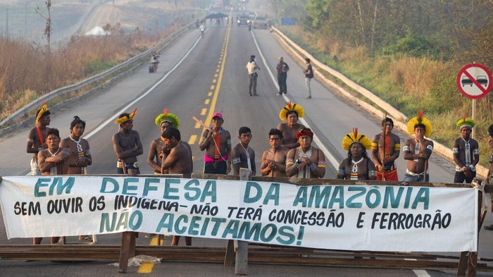 Protes Penanganan Corona, Suku Amazon Blokir Jalan di Brasil Sejumlah warga Suku Amazon memblokir jalan di kawasan Brasil. Hal itu mereka lakukan sebagai bentuk protes atas penanganan virus Corona di negara tersebut.