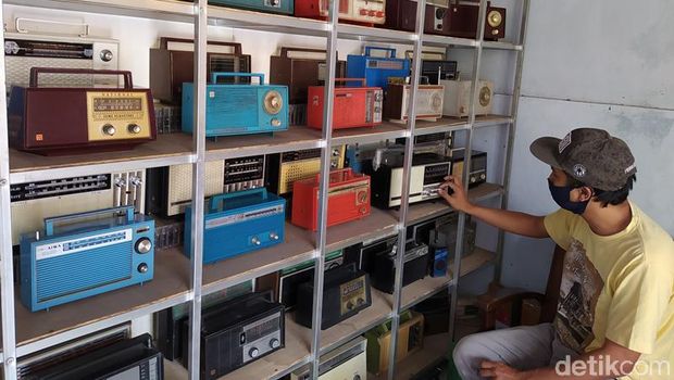 Radio transistor koleksi Indra, warga Magelang, Selasa (18/8/2020).