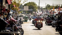 Sturgis Motorcycle Rally tahun mendatangkan 460.000 kendaraan dari seluruh Amerika Serikat. Berbagai acara digelar selama beberapa hari penyelenggaraan, kontes modifikasi, demo produk, sampai konser musik. Semua aktivitas tersebut dilakukan sama sekali tanpa mengikuti protokol kesehatan yang dianjurkan.