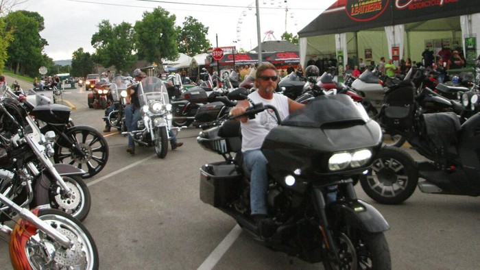 Rally Motor Sturgis ke-80 Bikers ride through downtown Sturgis, S.D., on Friday, Aug. 7, 2020. Organizers of the Sturgis Motorcycle Rally expect 250,000 people to visit the town of Sturgis during the 10 day rally. (AP Photo/Stephen Groves)