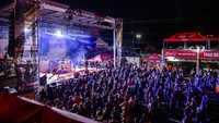 Vokalis band Smash Mouth, salah satu pengisi acara tersebut, malah melontarkan kata-kata provokasi ke penonton yang berkumpul. Kita berkumpul bersama malam ini. Dan kita kembali menjadi manusia. F*** COVID, serunya. 