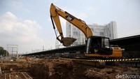 Sejumlah alat berat tampak dikerahkan untuk membantu para pekerja menyelesaikan proyek revitalisasi Stasiun Bekasi.
