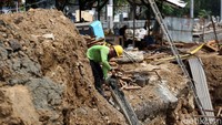 Permintaan Pemkot Bekasi pun ditanggapi serius. Pekerjaan proyek di area penemuan dugaan cagar budaya itu dihentikan sementara. Namun diketahui proyek revitalisasi itu hanya terhenti di titik temuan sisa struktur bata tersebut sehingga tidak mengganggu proses revitalisasi dan pengerjaan proyek double-double track.