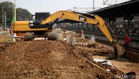Sejumlah pekerja tengah menyelesaikan proyek revitalisasi Stasiun Bekasi, Selasa (18/8/2020).