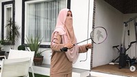 Umi Pipik biasa berolahraga di bagian outdoor rumahnya. Di lokasi yang sama ada juga ruang kebugaran. Foto: dok. Instagram/YouTube