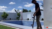 Umi Pipik memiliki kolam renang di bagian rooftop rumahnya. Foto: dok. Instagram/YouTube