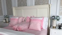 Kamar tidur Umi Pipik yang didominasi warna putih dan merah muda. Foto: dok. Instagram/YouTube