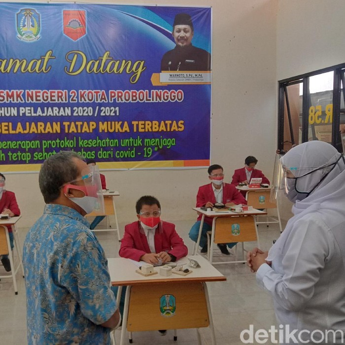 Uji coba sekolah tatap muka tingkat SMA/SMK di Jatim dimulai hari ini. Uji coba dilakukan secara bertahap di zona hijau, kuning dan oranye.