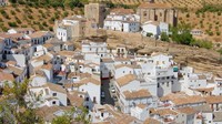 Datang ke Setenil, pelancong disuguhkan dengan banyaknya bangunan rumah menyatu langsung dengan tebing batu. Bagai memahat tebing, hampir seluruh bangunan di kota ini langsung menempel dengan tebing. Bahkan perabotan dalam rumah saja terbuat dari batu. Istimewa/sevilla.abc.es  