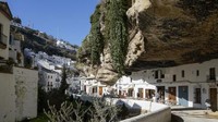 Kedua ada Kota Setenil de las Bodegas, Spanyol. Setenil adalah sebuah kota kecil yang memiliki total luas area sekitar 82 km2. Kota ini menjadi begitu menarik dikunjungi wisatawan karena dibangun dalam sebuah tebing raksasa. Istimewa/sevilla.abc.es  