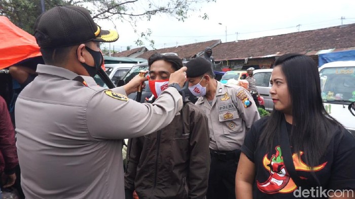 Polisi dan TNI menggelar sidak ke dua pasar tradisional di Kawasan Wisata Pacet, Kabupaten Mojokerto. Hasilnya, sekitar 30 persen pedagang dan pembeli tidak memakai masker.