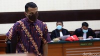 Putra Siregar menghadiri sidang lanjutan dengan mengenakan batik lengan pendek. Dia juga memakai masker karena sidang tersebut menerapkan protokol kesehatan untuk mencegah penyebaran COVID-19.