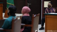 Putra Siregar menyimak pertanyaan hakim yang dilontarkan kepada saksi.