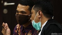 Putra Siregar dan kuasa hukumnya tampak serius berdiskusi di sela-sela sidang lanjutkan kasus impor HP ilegal.