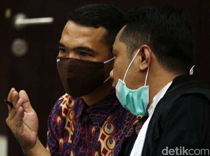 Bos PS Store, Putra Siregar, menjalani sidang lanjutan kasus HP ilegal di Pengadilan Negeri Jakarta Timur, Selasa (18/8/2020). Sidang menghadirkan tiga orang saksi.
