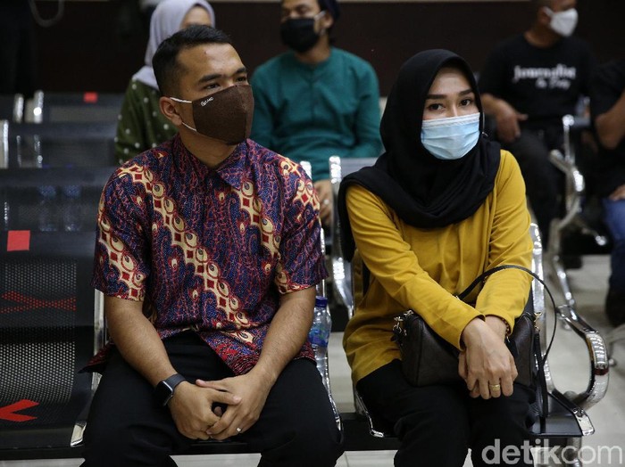 Bos PS Store, Putra Siregar, menjalani sidang lanjutan kasus HP ilegal di Pengadilan Negeri Jakarta Timur, Selasa (18/8/2020). Sidang menghadirkan tiga orang saksi.