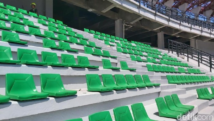 Pemkot Surabaya terus mengebut renovasi Stadion Gelora Bung Tomo (GBT) yang akan digunakan sebagai venue Piala Dunia U-20 2021. Tempat duduk single seat di tribun penonton mulai dipasang.