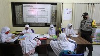 Polsek tersebut menyediakan jaringan internet gratis dan ruangan belajar bagi siswa yang tidak memiliki gawai cerdas maupun paket data internet untuk belajar daring sejak bulan Juli 2020 lalu. 