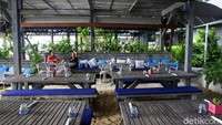 Kata pemilik, kafe juga restoran ini sering didatangi oleh ekspatriat yang sudah lama tinggal di Bali. Sanur adalah kawasan yang disukai bule-bule yang sudah purnatugas.