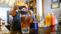 Berbagai menu minuman dihidangkan oleh Soul On The Beach. Ini salah satunya yakni es americano.