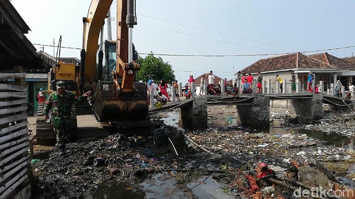 sungai penuh sampah di pasuruan
