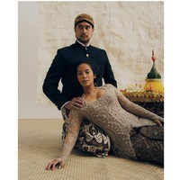 Tara Basro anggun dalam balutan kebaya dari Vera Kebaya dan Daniel memakai beskap lengkap dengan blankonnya. Berpose mesra, Tara tampak bersender di pangkuan sang suami.  Kami berdua datang dari keluarga yang sangat dekat dengan tradisi, banyak orang yang berpikir kalau modernitas itu selalu lebih baik, namun akar dan tradisi penting untuk dilestarikan, dengan perkembangan jaman keduanya harus bisa berjalan berdampingan, belajar dari perjalanan leluhur kita dan menjadi generasi yang lebih baik. Dulu orang2 hanya diperkenankan untuk menikah sesama etnis mereka, namun sekarang cinta menyatukan perbedaan, melalui karya ini semoga kita bisa merasa bangga dengan asal-usul dan budaya kita, tulis Tara. (Foto: Instagram/@tarabasro)