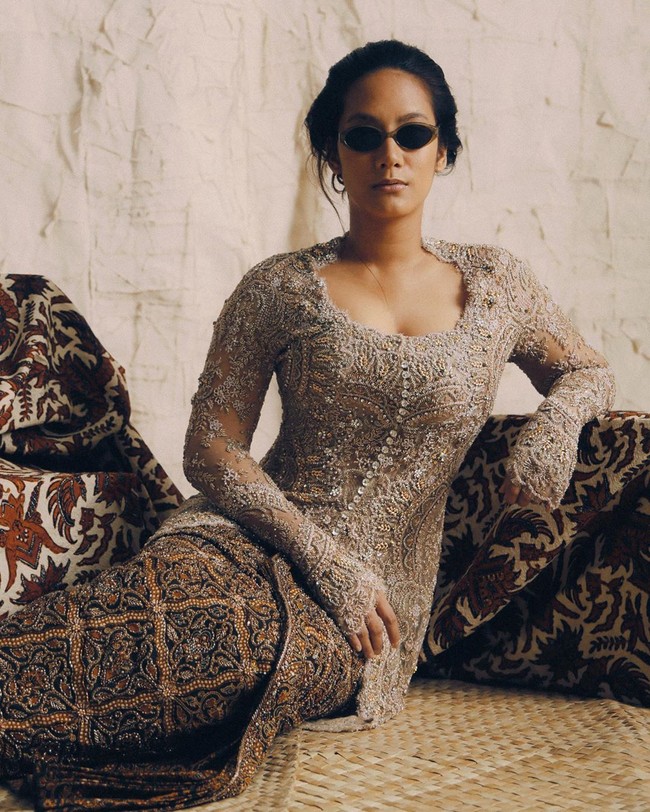 Tara Basro memberi sentuhan modern pada gaya berkebayanya dengan memakai kacamata hitam bergaya 90s di pemotretan tersebut. (Foto: Instagram/@tarabasro)
