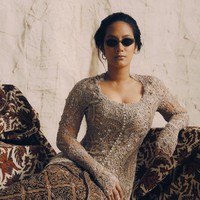 Tara Basro memberi sentuhan modern pada gaya berkebayanya dengan memakai kacamata hitam bergaya 90s di pemotretan tersebut. (Foto: Instagram/@tarabasro)