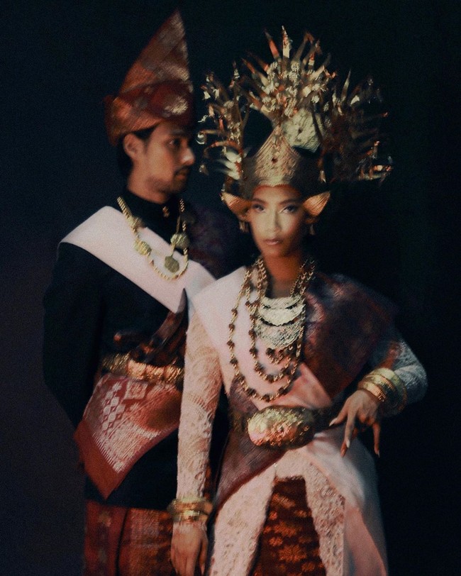 Begini aksi Tara Basro dan Daniel Adnan menjadi pengantin Lampung. Lampung Pesisir, tulis Tara untuk memberi keterangan foto tersebut. (Foto: Instagram/@tarabasro)