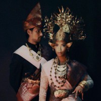 Begini aksi Tara Basro dan Daniel Adnan menjadi pengantin Lampung. Lampung Pesisir, tulis Tara untuk memberi keterangan foto tersebut. (Foto: Instagram/@tarabasro)