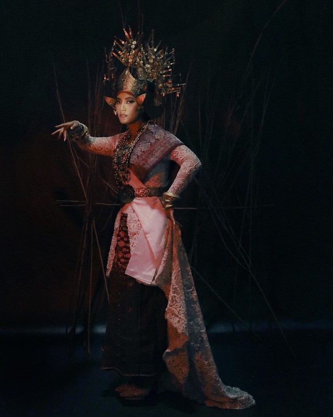 Tara Basro menebar pesonanya sebagai pengantin Lampung dengan kebaya yang dihiasi kain tenun yang menjuntai di belakang. (Foto: Instagram/@tarabasro)