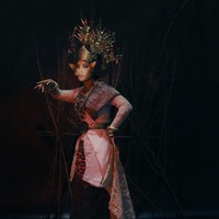 Tara Basro menebar pesonanya sebagai pengantin Lampung dengan kebaya yang dihiasi kain tenun yang menjuntai di belakang. (Foto: Instagram/@tarabasro)