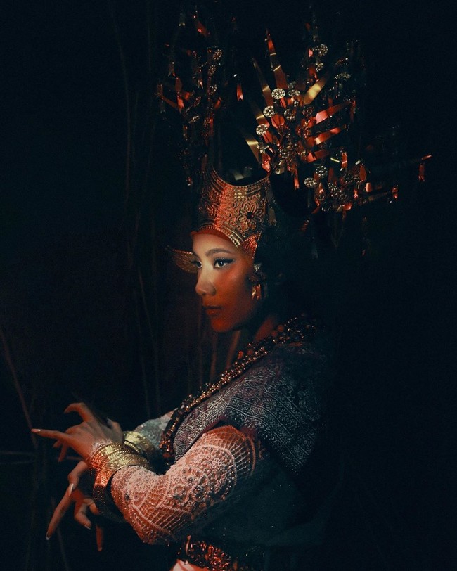Busana tersebut juga dhiasi hiasan kepala bernuansa emas, semacam suntiang, yang menjadi fashion statement tersendiri. (Foto: Instagram/@tarabasro)