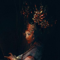 Busana tersebut juga dhiasi hiasan kepala bernuansa emas, semacam suntiang, yang menjadi fashion statement tersendiri. (Foto: Instagram/@tarabasro)