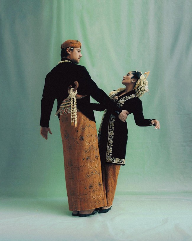 Giliran baju pengantin Kasunanan Surakarta (Darah Pekalongan) yang menjadi pilihan mereka. (Foto: Instagram/@tarabasro)