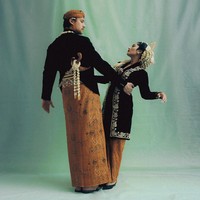 Giliran baju pengantin Kasunanan Surakarta (Darah Pekalongan) yang menjadi pilihan mereka. (Foto: Instagram/@tarabasro)