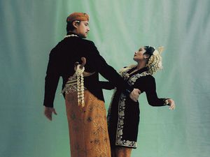 9 Gaya Mesra Tara Basro dan Daniel Adnan Jadi Pengantin Lampung dan Jawa