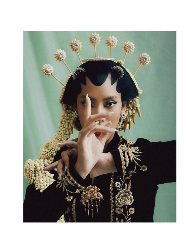 Tara Basro mencuri perhatian dengan hiasan paes Jawa. (Foto: Instagram/@tarabasro)