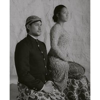 Pernikahan Tara Basro dan Daniel Adnan memang telah lewat, tapi euforia momen kebahagiaan tersebut masih tetap terasa setelah kedua sejoli ini membagikan foto-foto postwedding di Instagram. Berawal dari niat untuk foto prewed, akhirnya jadilah foto postwed, ini salah satu pakaian adat dari 4 yang kami pakai, tulis Tara. (Foto: Instagram/@tarabasro)