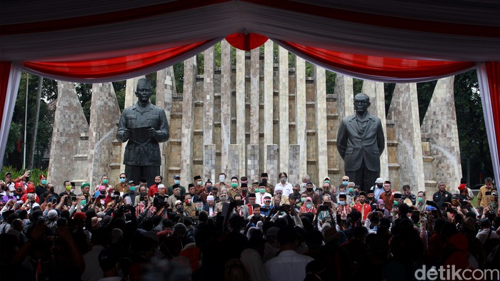 Sejumlah tokoh nasional deklarasikan Koalisi Aksi Menyelamatkan Indonesia (KAMI) di Lapangan Tugu Proklamasi. Din Syamsuddin-Gatot Nurmantyo hadir di acara itu.