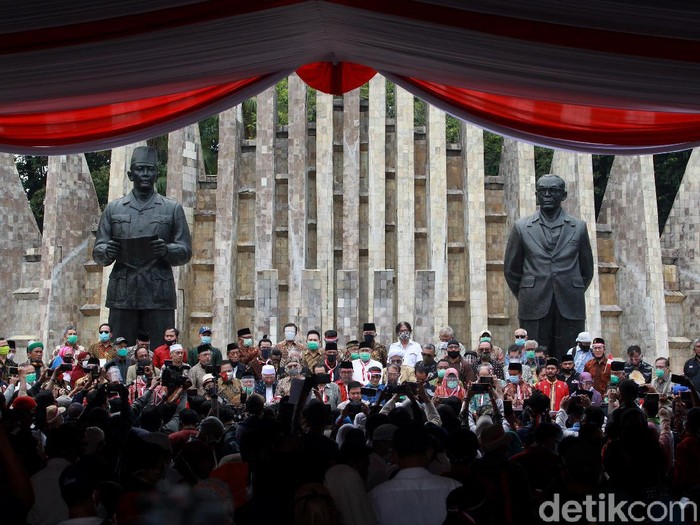 Sejumlah tokoh nasional deklarasikan Koalisi Aksi Menyelamatkan Indonesia (KAMI) di Lapangan Tugu Proklamasi. Din Syamsuddin-Gatot Nurmantyo hadir di acara itu.