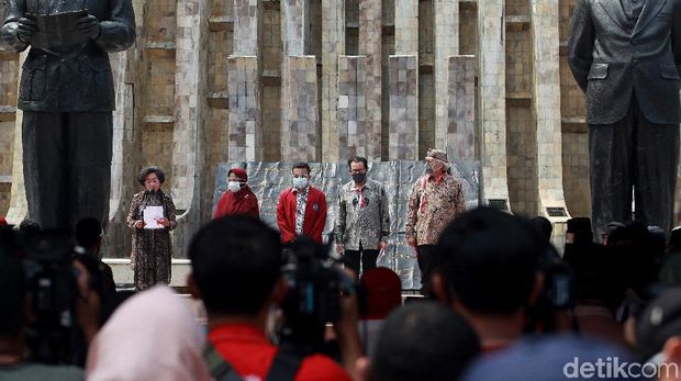 Sejumlah tokoh nasional deklarasikan Koalisi Aksi Menyelamatkan Indonesia (KAMI) di Lapangan Tugu Proklamasi. Din Syamsuddin-Gatot Nurmantyo hadir di acara itu.