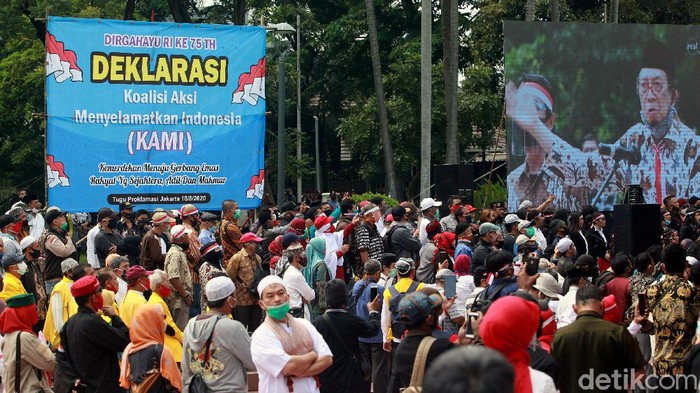Sejumlah tokoh nasional deklarasikan Koalisi Aksi Menyelamatkan Indonesia (KAMI) di Lapangan Tugu Proklamasi. Din Syamsuddin-Gatot Nurmantyo hadir di acara itu.
